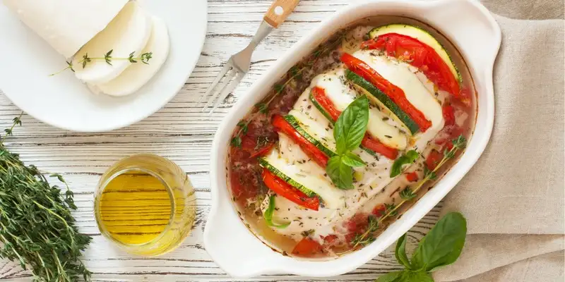 Caprese de frango com puré de aipo