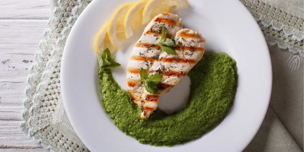 Roasted turkey breast with pea dip - recipe | FoodPal