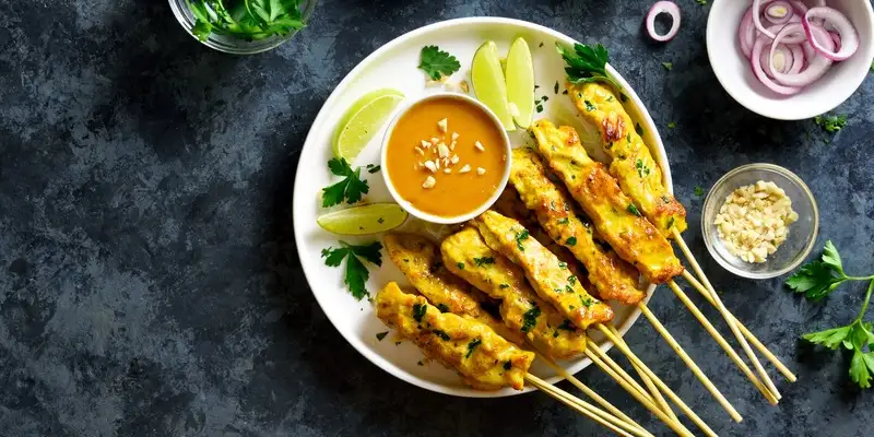 Frango com brócolos em molho de amendoim