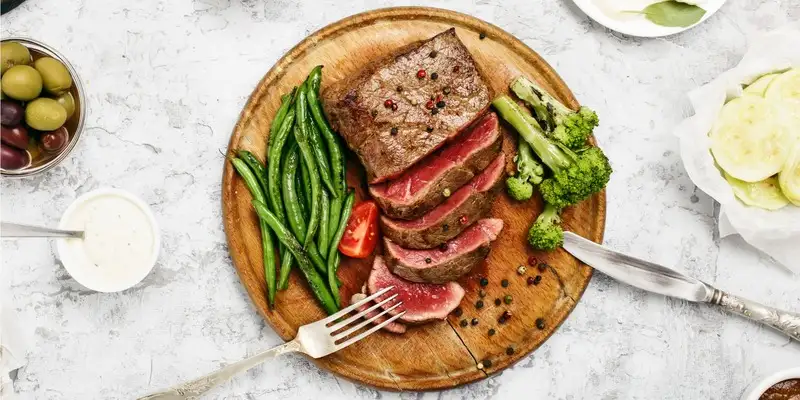 Bife com feijão verde