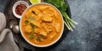 Rotes Thai-Curry mit Hühnerfleisch