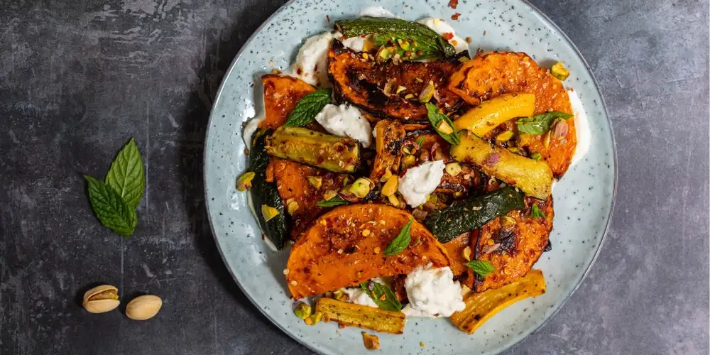 Baked feta with oven vegetables - recipe | FoodPal