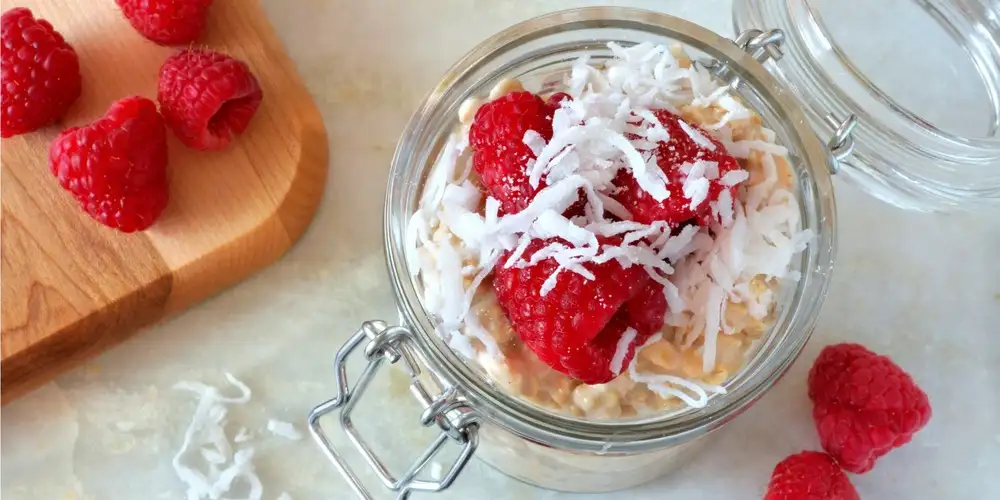 Amaranth yogurt with toasted coconut flakes - recipe | FoodPal