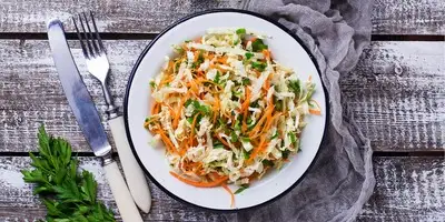 Salada de chucrute com molho de fruta
