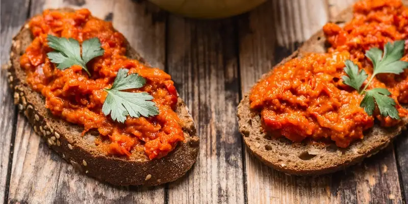 Pain complet tartiné d'olives et de tomates