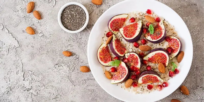 Mingau de quinoa com figo fresco e nozes