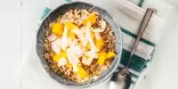 Kokos-Quinoa-Porridge mit Mango