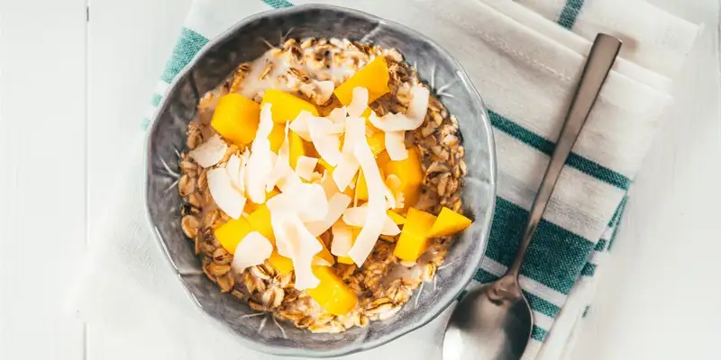 Coconut quinoa porridge with mango
