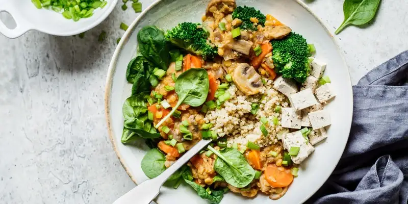 Salade de lentilles multicolore avec cubes de tofu frits