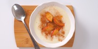 Polenta-Grießbrei mit Apfel und Mandelmus