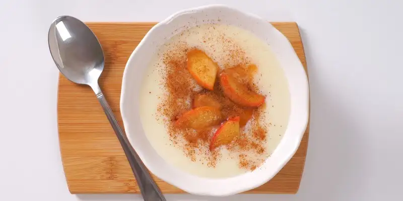 Polenta de semolina com puré de maçã e amêndoa
