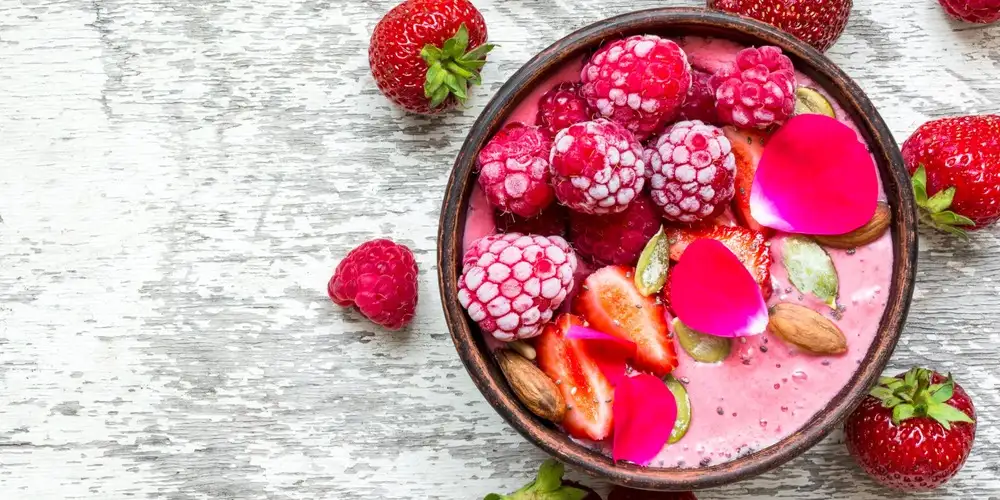 Fresh raspberries with millet in coconut milk cream and pecan nuts - recipe | FoodPal
