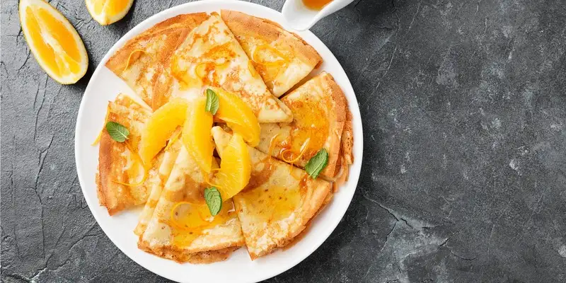 Pancakes aux noisettes avec des quartiers d'orange fraîche