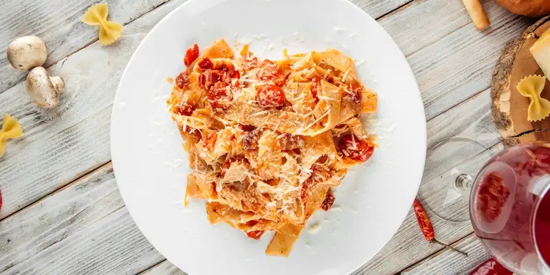 Tagliatelle vegane con fagioli e pesto di paprika e mandorle