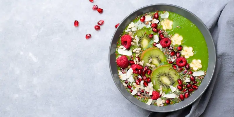 Smoothie bowl colorato ai frutti di bosco con kiwi e banana