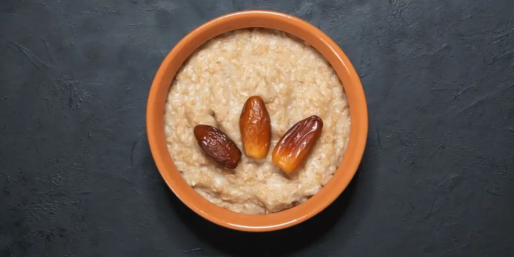 Warm spelt porridge with dates and nuts - recipe | FoodPal