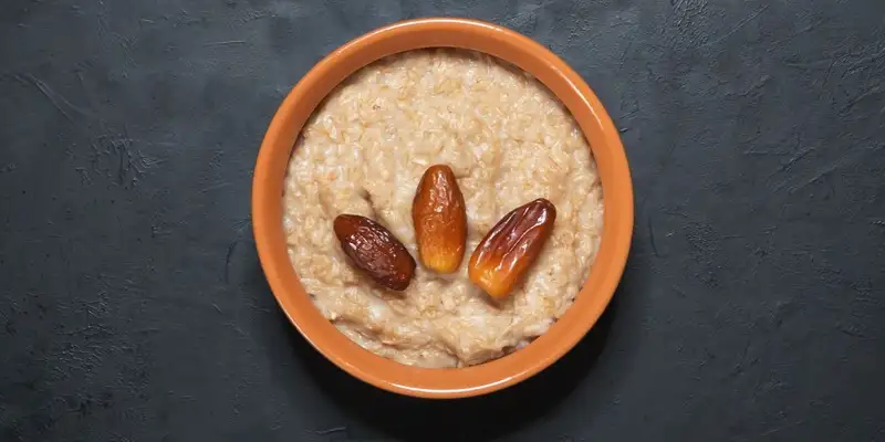 Farinata tiepida di farro con datteri e noci