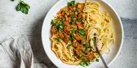 Soja-Fettuccine mit Linsenbolognese