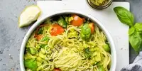 Leckere Linsenspaghetti mit Avocado-Oliven-Creme