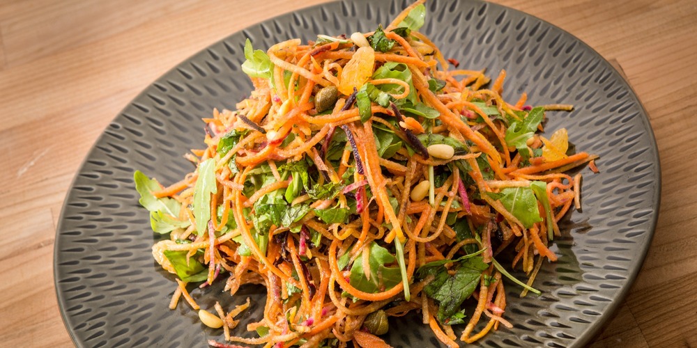 Möhren-Rucola Salat mit Mandelpesto - Rezept | FoodPal