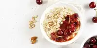 Sauerkirsch-Buchweizen-Porridge mit Birne