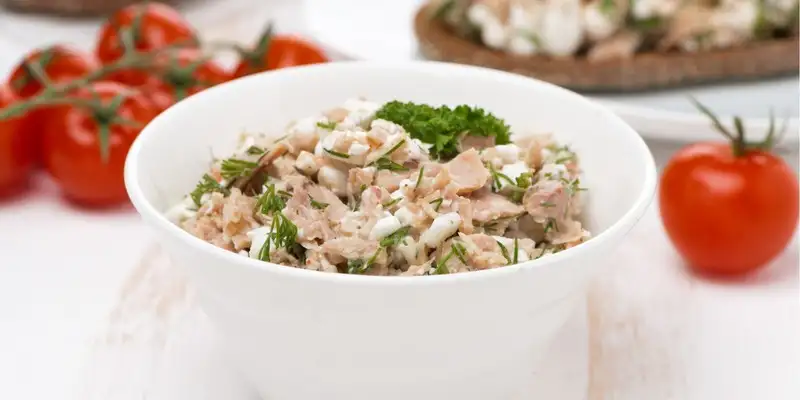 Sałatka z pomidorów i tuńczyka z ziarnistym serkiem kremowym