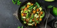 Quinoa-Süßkartoffelsalat mit Spinat und Apfel