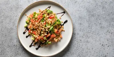 Tigela de Espinafres de Amendoim com Espinafres