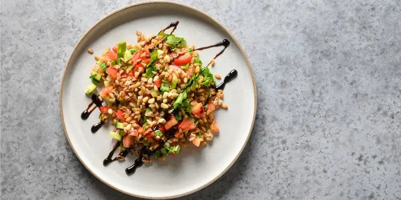 Tigela de Espinafres de Amendoim com Espinafres