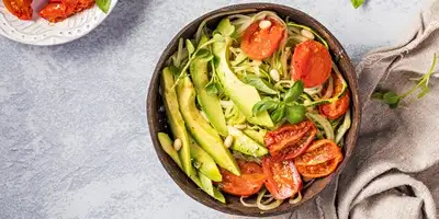 Salada de verão de abacate-zucchini
