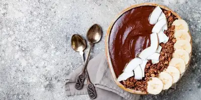 Smoothie bowl al cioccolato e arachidi
