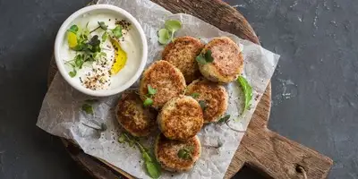Polpette di cavolfiore con salsa allo yogurt e menta