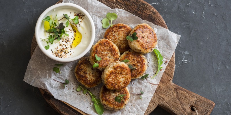 Blumenkohlbuletten mit mit Joghurt-Minz-Dip - Rezept | FoodPal