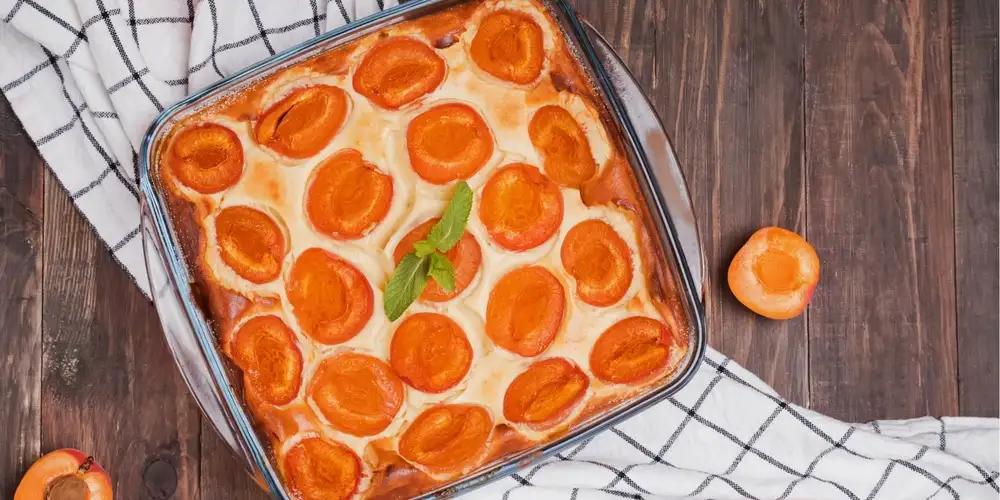Apricot curd casserole with raspberry sauce - recipe | FoodPal