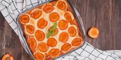 Cazuela de cuajada de albaricoques con salsa de frambuesa