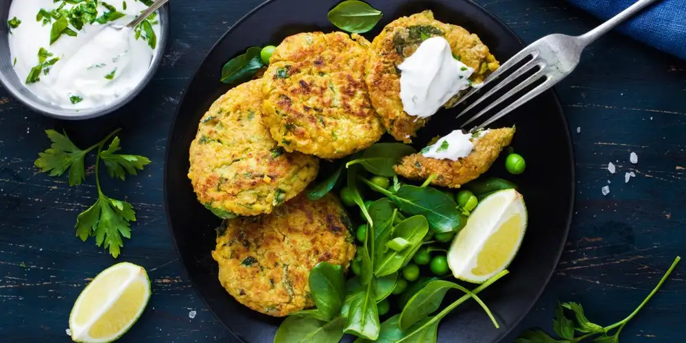 Lentil fritters with salad and cottage cheese - recipe | FoodPal