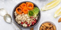 Quinoa-Gemüse Bowl mit Erdnuss-Sauce