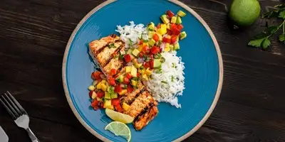 Salmone in camicia con papaya e riso