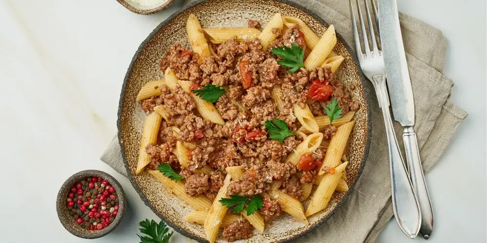 Pasta minced meat pan with goat cheese - recipe | FoodPal