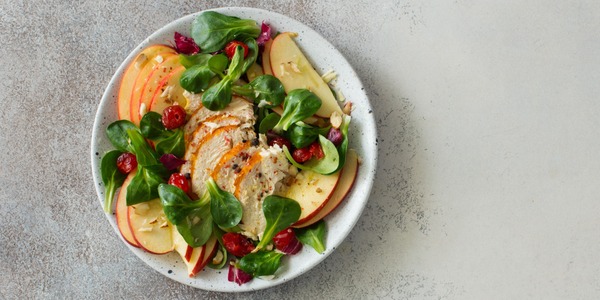 Lauch-Hähnchen-Salat mit Sesam und Apfel Lauch-Hähnchen-Salat mit Sesam und Apfel