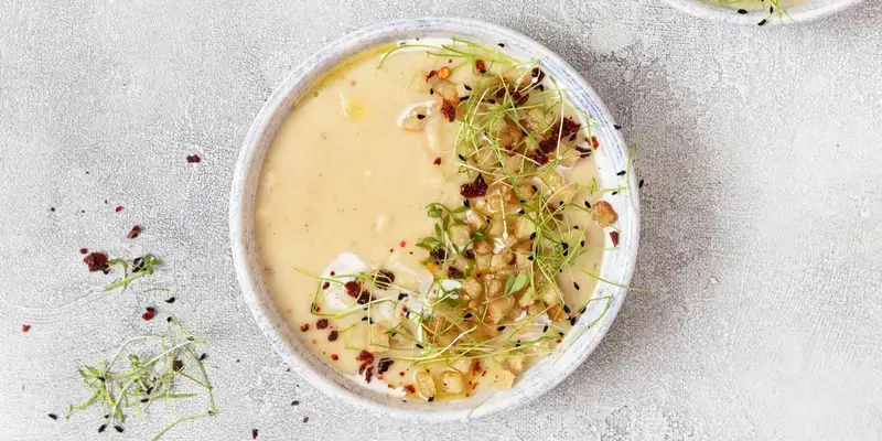 Zuppa di topinambur con cubetti di prosciutto croccante