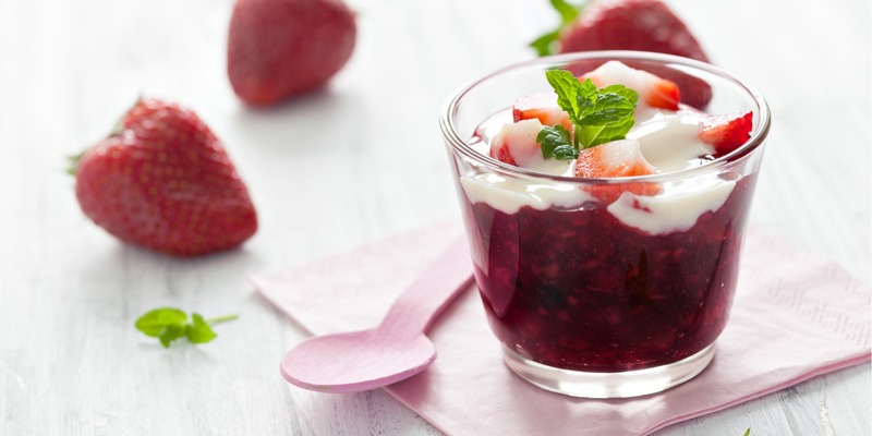 Erdbeer-Rhabarber-Grütze mit Vanillesauce - Rezept | FoodPal