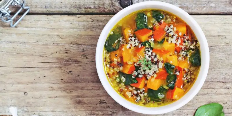 Sopa de quinoa com espinafres