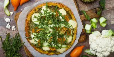 Pizza di cavolfiore a basso contenuto di carboidrati con formaggio di capra