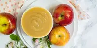 Apfel-Mango-Mus mit Löffelbiskuitbröseln