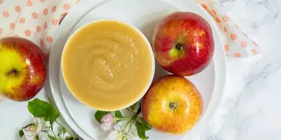 Mousse de maçã-manga com migalhas de dedo de senhora