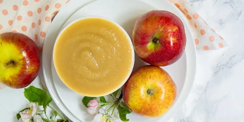 Mousse de maçã-manga com migalhas de dedo de senhora