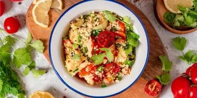 Insalata di couscous e pomodori con zucchine