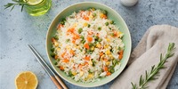 Reissalat mit karamellisierten Pflaumen und Walnuss-Dressing