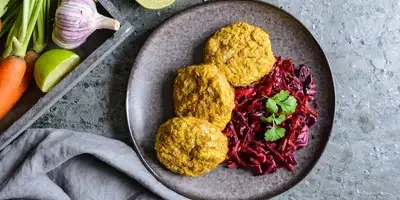Rôti d'avoine au fromage et au jambon avec séré aux herbes